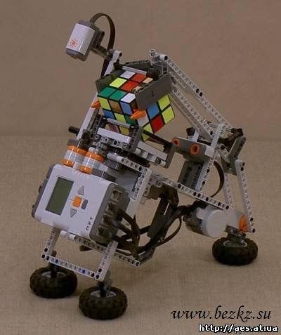 робот собирает кубик Рубика